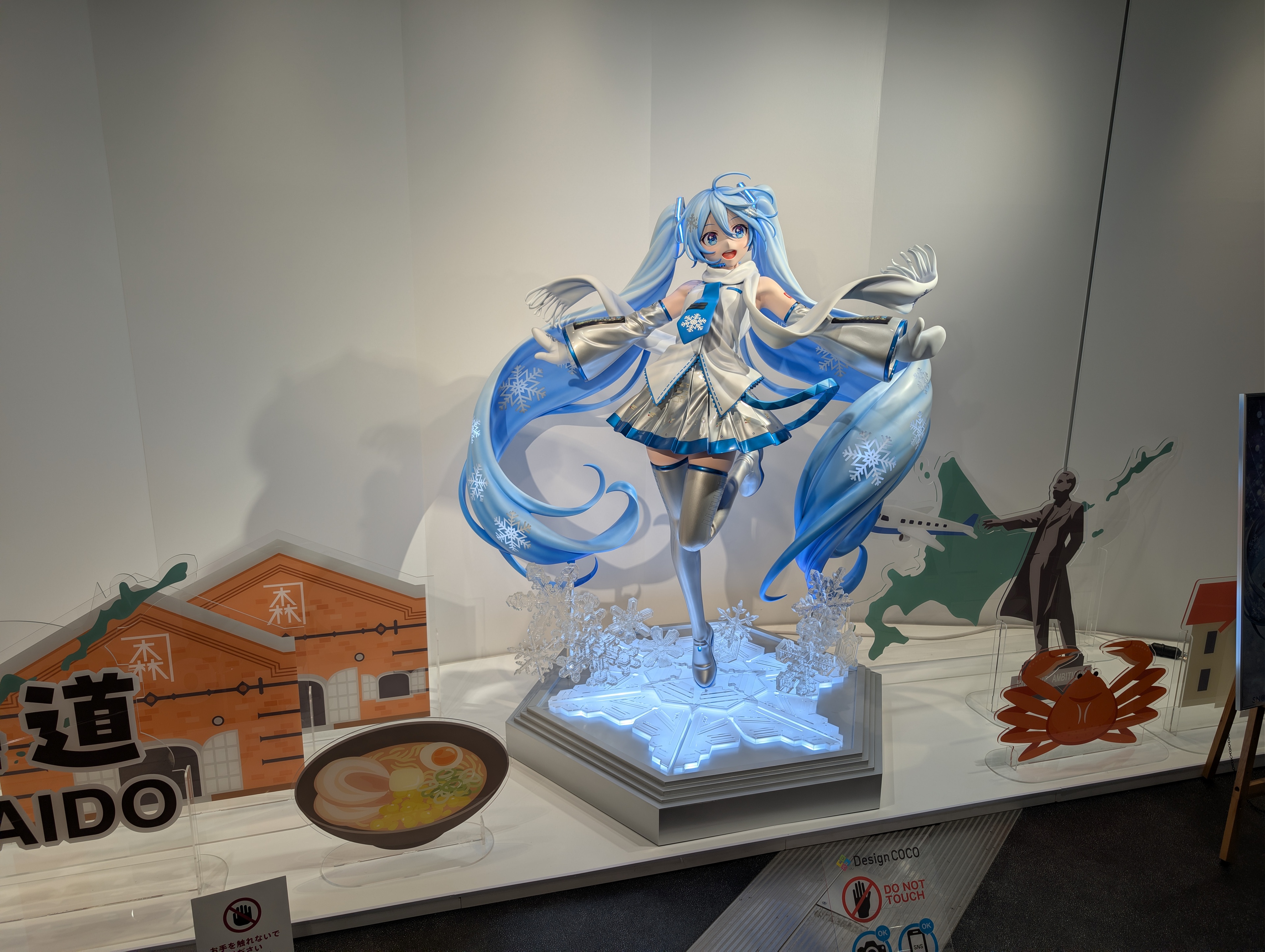 Snow Miku im New Chitose Airport - Weitwinkel